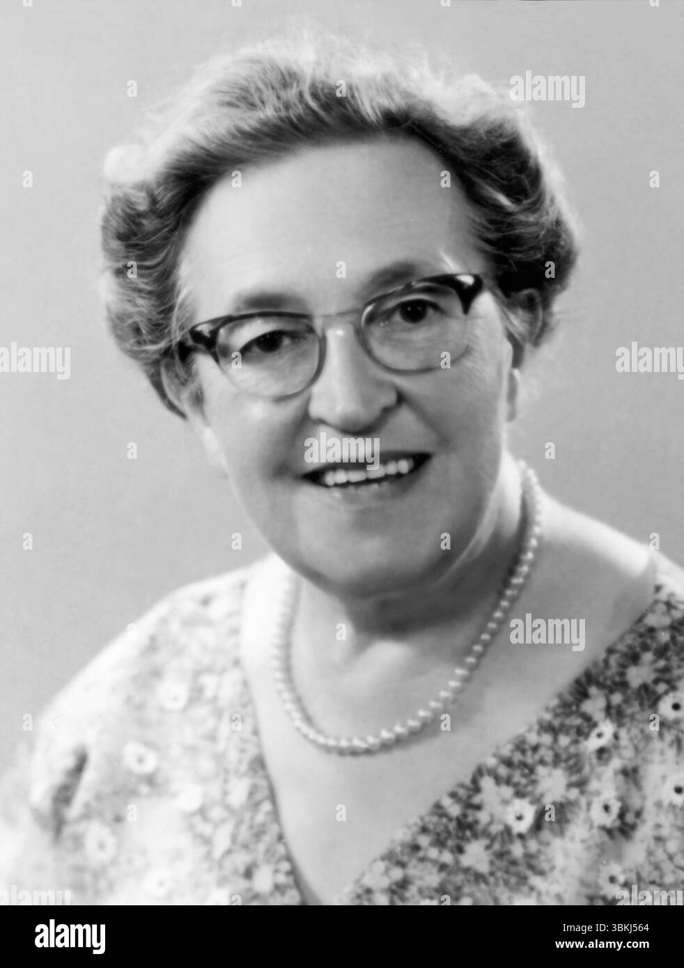 Porträt von Corrie Ten Boom (1892–1983), niederländischer christlicher Holocaust-Überlebender, die von den Nazis inhaftiert und im Konzentrationslager Ravensbrück festgehalten wurde, weil sie zusammen mit ihrer Familie während des Zweiten Weltkriegs Juden versteckte Stockfoto