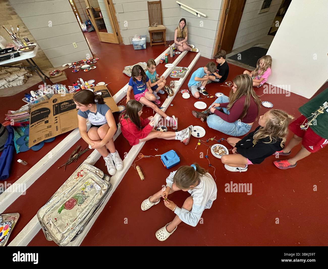 Spring Green, Wisconsin, USA. Juni 2025. Frank Lloyd Wright's Wyoming Valley School in Spring Green, Wisconsin, wird wieder mit dem Klang von Kindern lebendig Freitag, den 20. Juni 2025, mit Kindern aus dem Wyoming Valley Experience, einem sechswöchigen Sommerkunstcamp. Es gab zwei Klassenzimmer in der Schule und einen Versammlungsraum. Die Schule wurde 1956 entworfen, Anfang 1958 eröffnet und 1990 geschlossen. (Kreditbild: © Mark Hertzberg/ZUMA Press Wire) NUR REDAKTIONELLE VERWENDUNG! Nicht für kommerzielle ZWECKE! Stockfoto