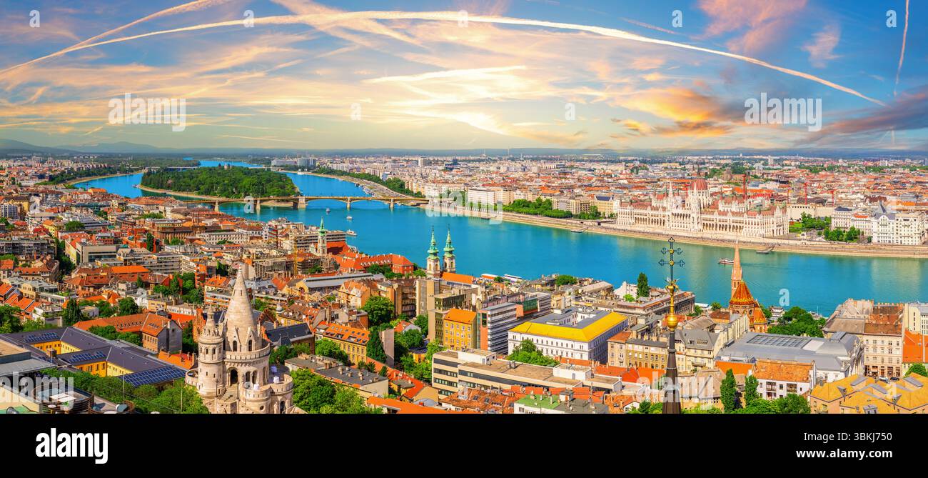 Panoramablick auf Budapest mit Fischerbastei, Donau, Margareteninsel und ungarischem parlament. Stockfoto