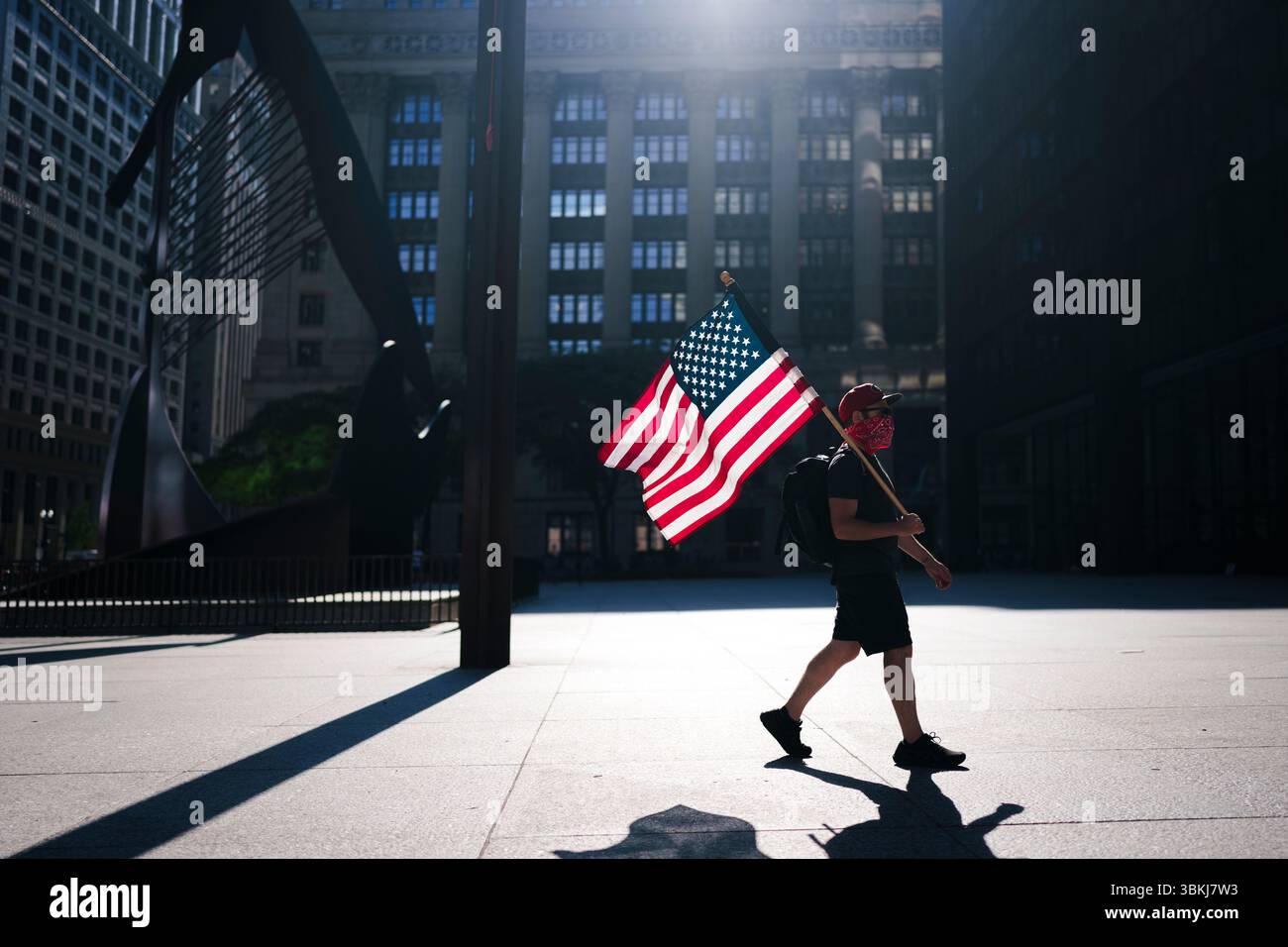 CHICAGO, IL, USA – 14. Juni 2025: Menschen versammeln sich auf dem Daley Plaza in der Innenstadt von Chicago, um an der nationalen „No Kings“-Proteste teilzunehmen. Stockfoto