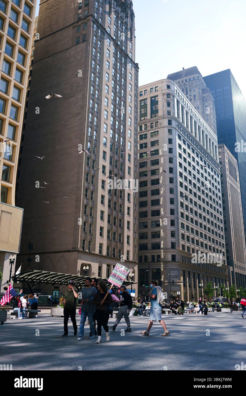 CHICAGO, IL, USA – 14. Juni 2025: Menschen versammeln sich auf dem Daley Plaza in der Innenstadt von Chicago, um an der nationalen „No Kings“-Proteste teilzunehmen. Stockfoto