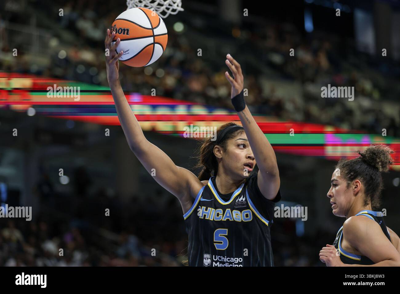 Chicago, USA. Juni 2025. Chicago, USA, 21. Juni 2025: Angel Reese (5 Chicago Sky) holt den Rückstoß während des Spiels zwischen den Chicago Sky und Phoenix Mercury am Samstag, 21. Juni 2025 in der Wintrust Arena, Chicago, USA. (KEINE KOMMERZIELLE NUTZUNG) (Shaina Benhiyoun/SPP) Guthaben: SPP Sport Pressefoto. /Alamy Live News Stockfoto