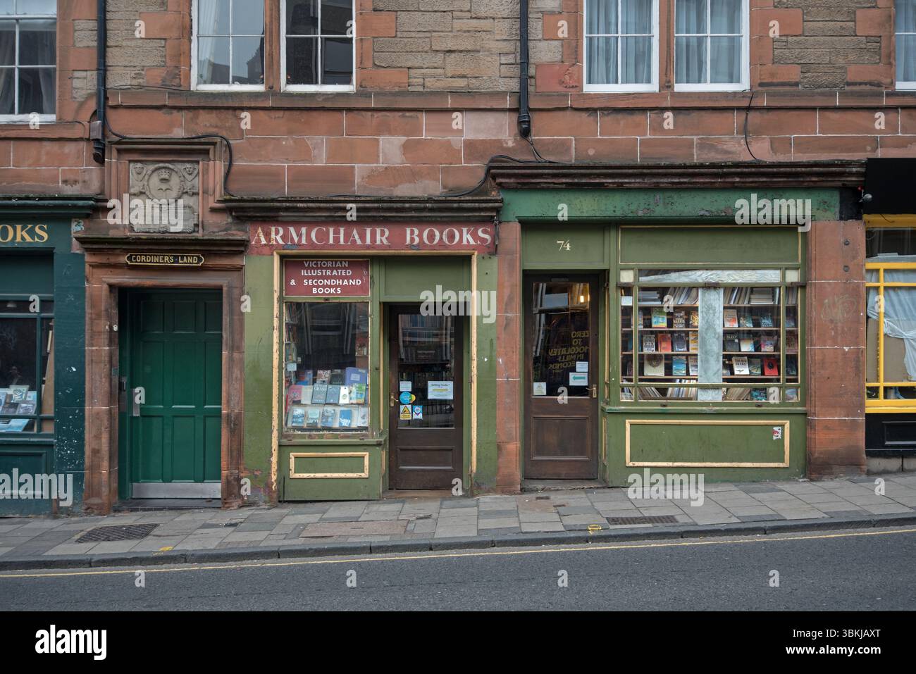 Außenansicht von Sessel Books, einem beliebten Antiquariat- und Second-Hand-Buchladen in West Port, Edinburgh, Schottland, Großbritannien. Stockfoto