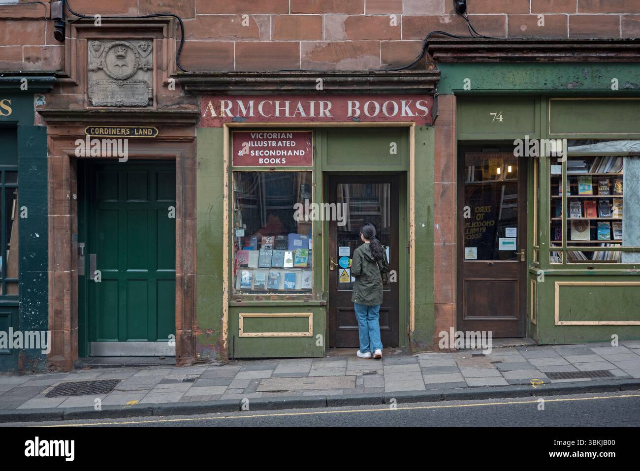 Außenansicht von Sessel Books, einem beliebten Antiquariat- und Second-Hand-Buchladen in West Port, Edinburgh, Schottland, Großbritannien. Stockfoto