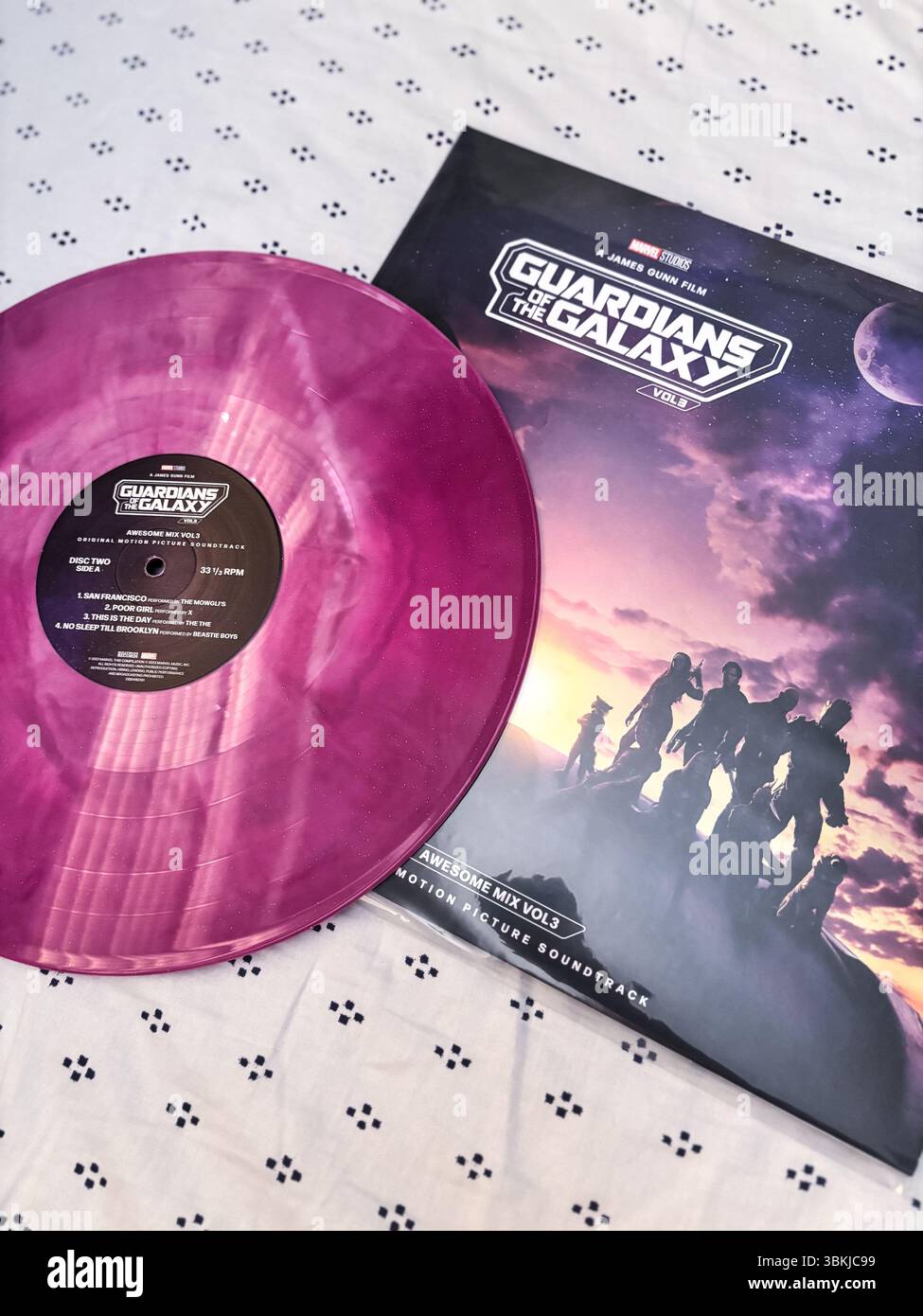 Guardians of the Galaxy Vol. 3 Soundtrack auf marmorierter pinkfarbener Vinylplatte mit cineastischem Sci-fi-Album-Cover. Eine Veröffentlichung von Marvel Studios. Stockfoto