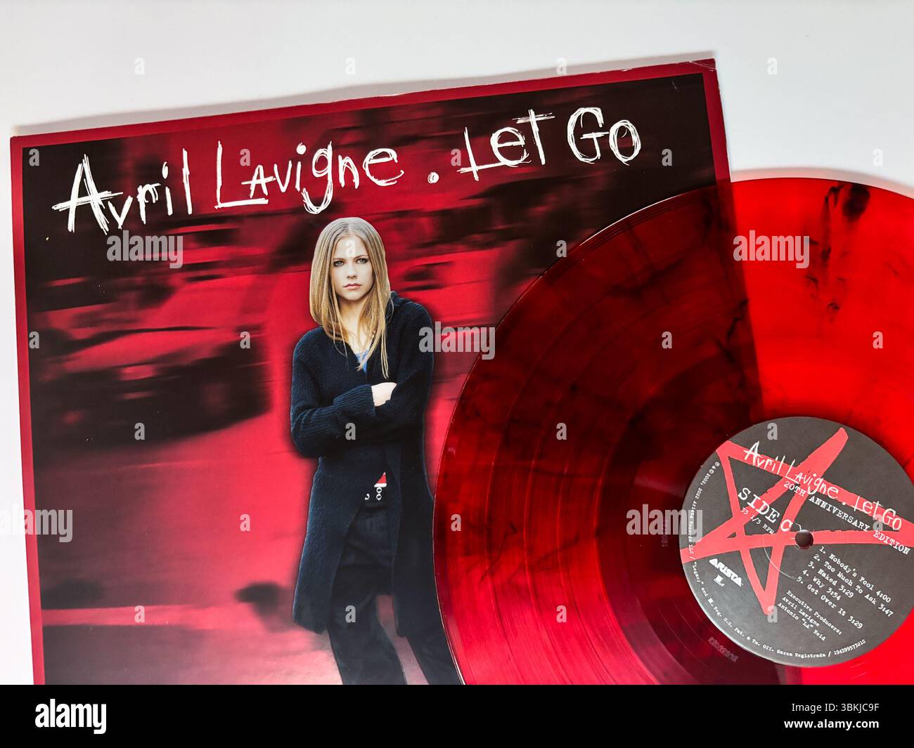 Avril Lavigne's Let Go 20th Anniversary Edition Vinyl mit roter Marmor Disc und klassischem 2000s Album Cover. Stockfoto