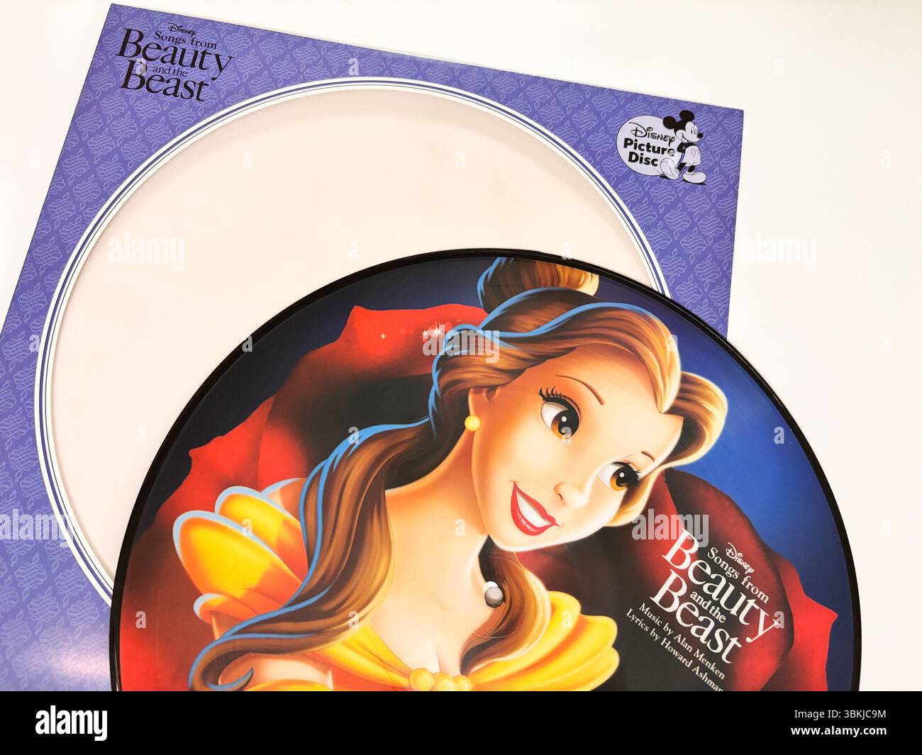Disney's Beauty and the Beast Songs Vinyl-Platte mit einer Picture Disc mit Belle und violettem Albumcover. Klassischer animierter Soundtrack. Stockfoto