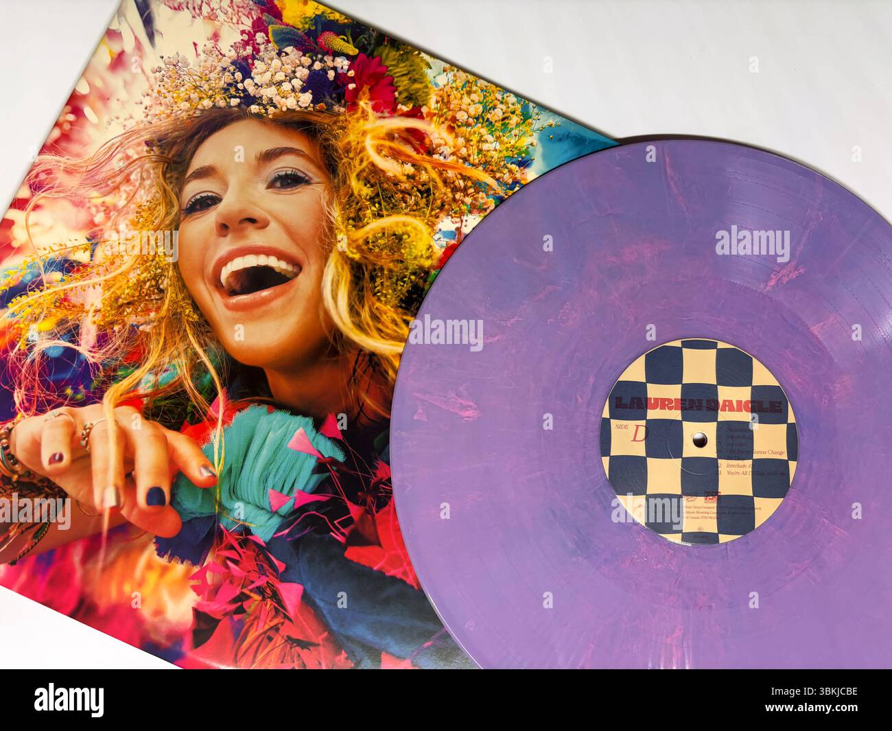 Lauren Daigles selbstbetiteltes Vinyl mit lebendiger floraler Coverart und einer marmorierten violetten Scheibe, Albumcover. Stockfoto