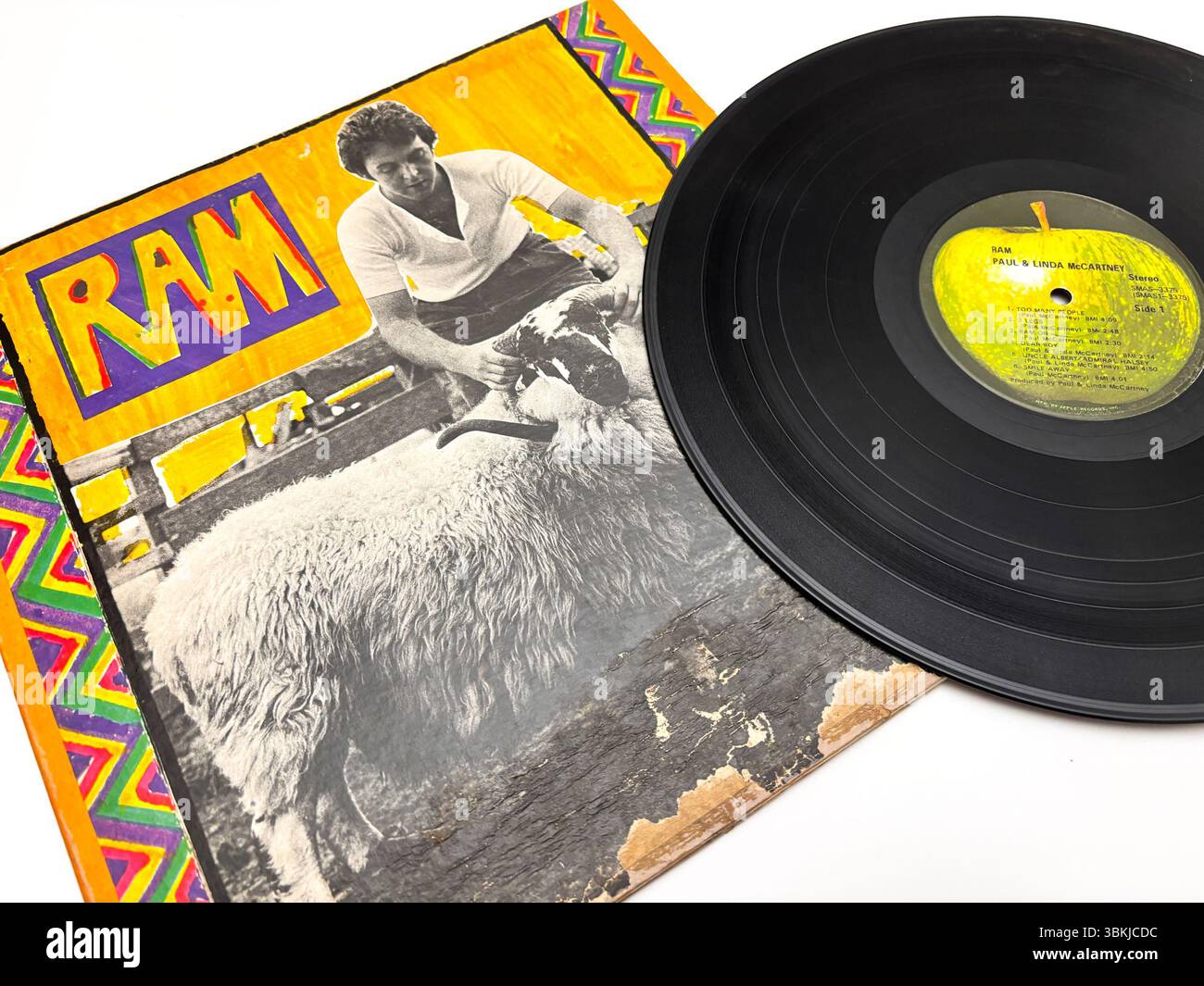 Eine Vinyl-Platte von RAM von Paul und Linda McCartney, die von Pop-Art inspirierte Cover-Art und ein Schwarz-weiß-Foto von Paul mit einem Widder enthält. Stockfoto