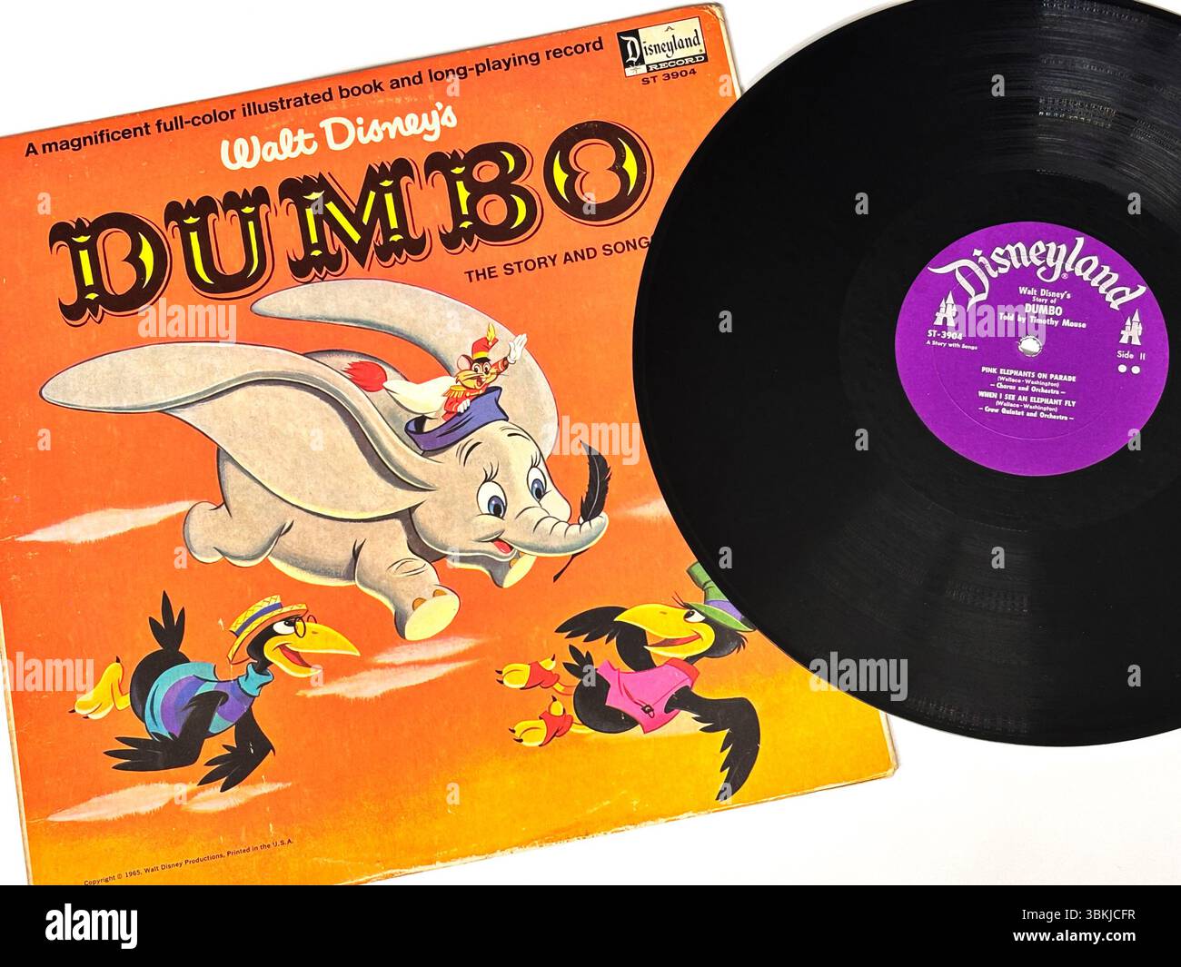 Vintage Disneyland Vinyl-Platte von Walt Disneys Dumbo, The Story und Songs. Kinderalbum mit Begleitkommentar, Musik und farbenfroher illustrierter Cover. Stockfoto