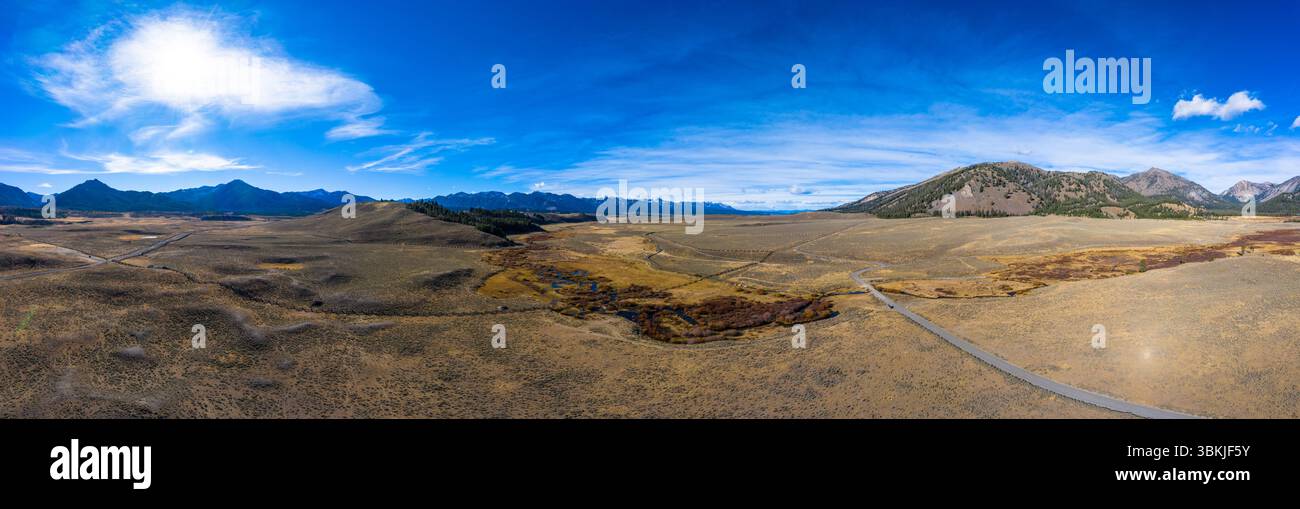 Sawtooth National Forest, Idaho, USA - 16. Oktober 2020: Ein Panoramablick zeigt die Landschaft mit Bergen, einem gewundenen Fluss und einer Straße. Stockfoto