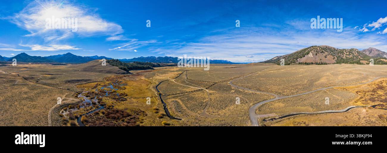 Sawtooth National Forest, Idaho, USA - 16. Oktober 2020: Ein Panoramablick zeigt die Landschaft mit Bergen, einem Fluss und einer Straße. Stockfoto