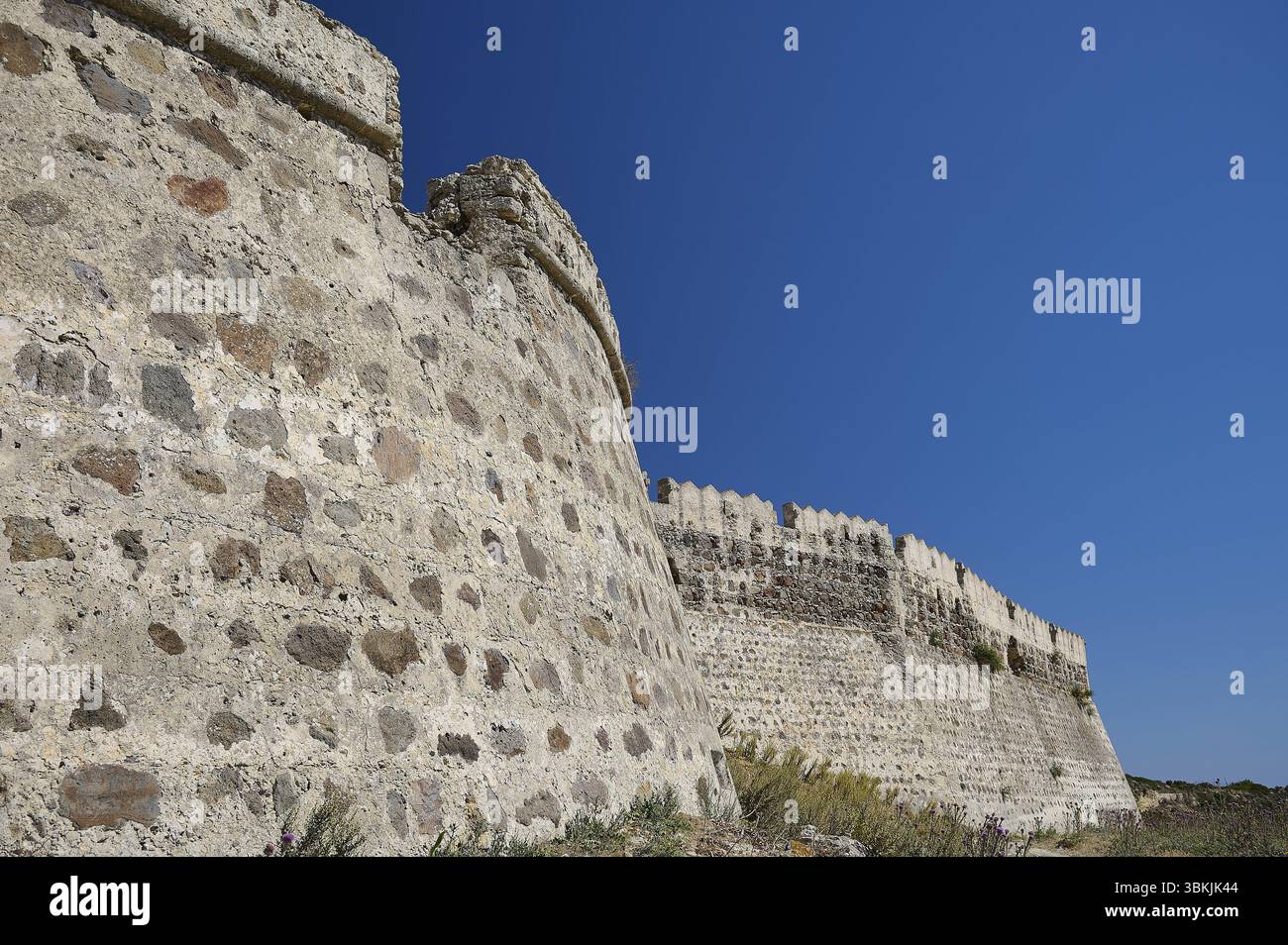 Nahaufnahme des massiven Steinmauergebäudes mit klarem blauem Himmel, Antimacheia, mittelalterliche Festung, Johannisburg, Antimachia, Kos, Dodekanesisch, Griechisch Stockfoto