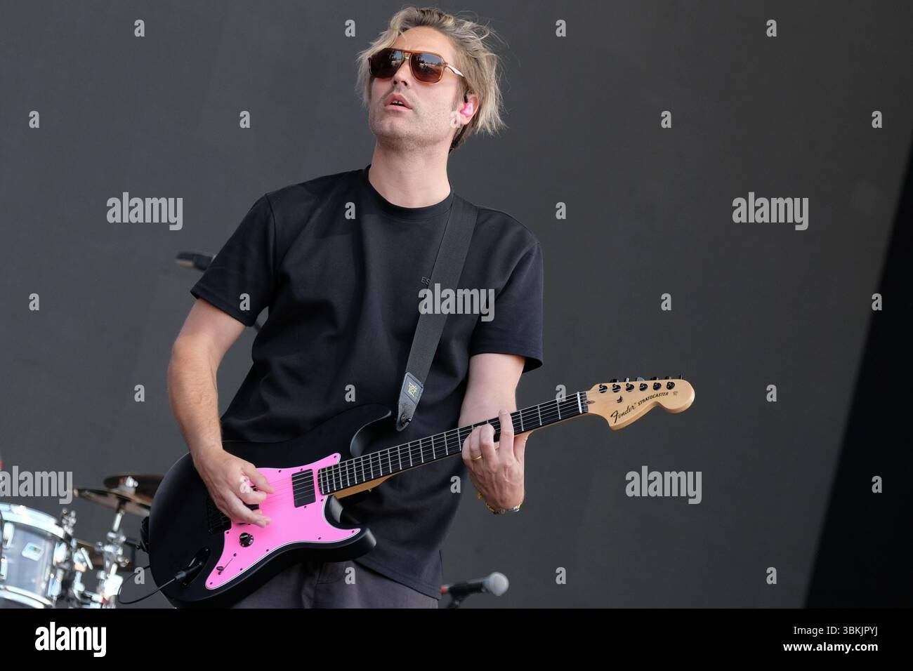 Newport, Großbritannien. Juni 2025. Charlie Simpson. Mitbegründer, Sänger und Gitarrist der Britpop-Band Busted tritt live auf der Bühne des Isle of Wight Festivals auf. Die aktuelle Besetzung besteht aus James Bourne, Matt Willis und Charlie Simpson. Quelle: SOPA Images Limited/Alamy Live News Stockfoto