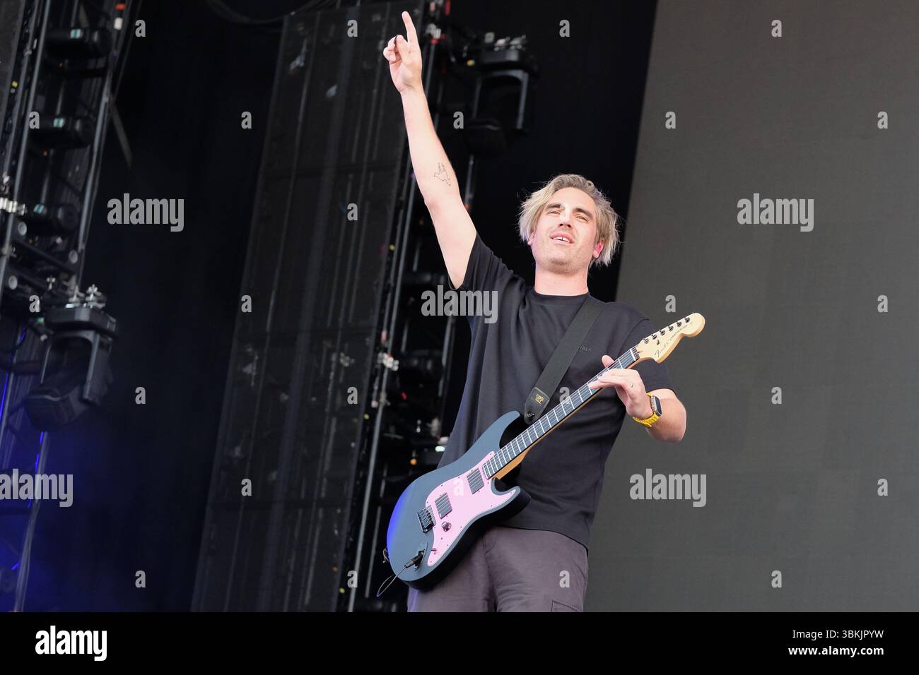 Newport, Großbritannien. Juni 2025. Charlie Simpson. Mitbegründer, Sänger und Gitarrist der Britpop-Band Busted tritt live auf der Bühne des Isle of Wight Festivals auf. Die aktuelle Besetzung besteht aus James Bourne, Matt Willis und Charlie Simpson. Quelle: SOPA Images Limited/Alamy Live News Stockfoto