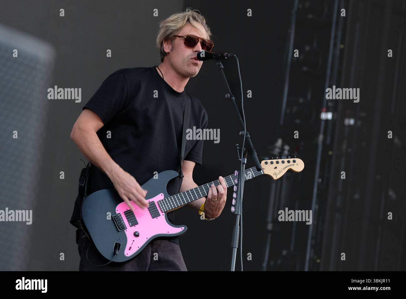 Newport, Großbritannien. Juni 2025. Charlie Simpson. Mitbegründer, Sänger und Gitarrist der Britpop-Band Busted tritt live auf der Bühne des Isle of Wight Festivals auf. Die aktuelle Besetzung besteht aus James Bourne, Matt Willis und Charlie Simpson. Quelle: SOPA Images Limited/Alamy Live News Stockfoto