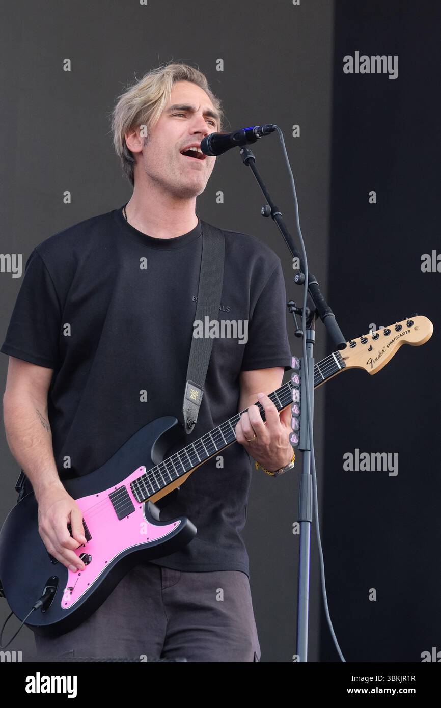 Newport, Großbritannien. Juni 2025. Charlie Simpson. Mitbegründer, Sänger und Gitarrist der Britpop-Band Busted tritt live auf der Bühne des Isle of Wight Festivals auf. Die aktuelle Besetzung besteht aus James Bourne, Matt Willis und Charlie Simpson. Quelle: SOPA Images Limited/Alamy Live News Stockfoto