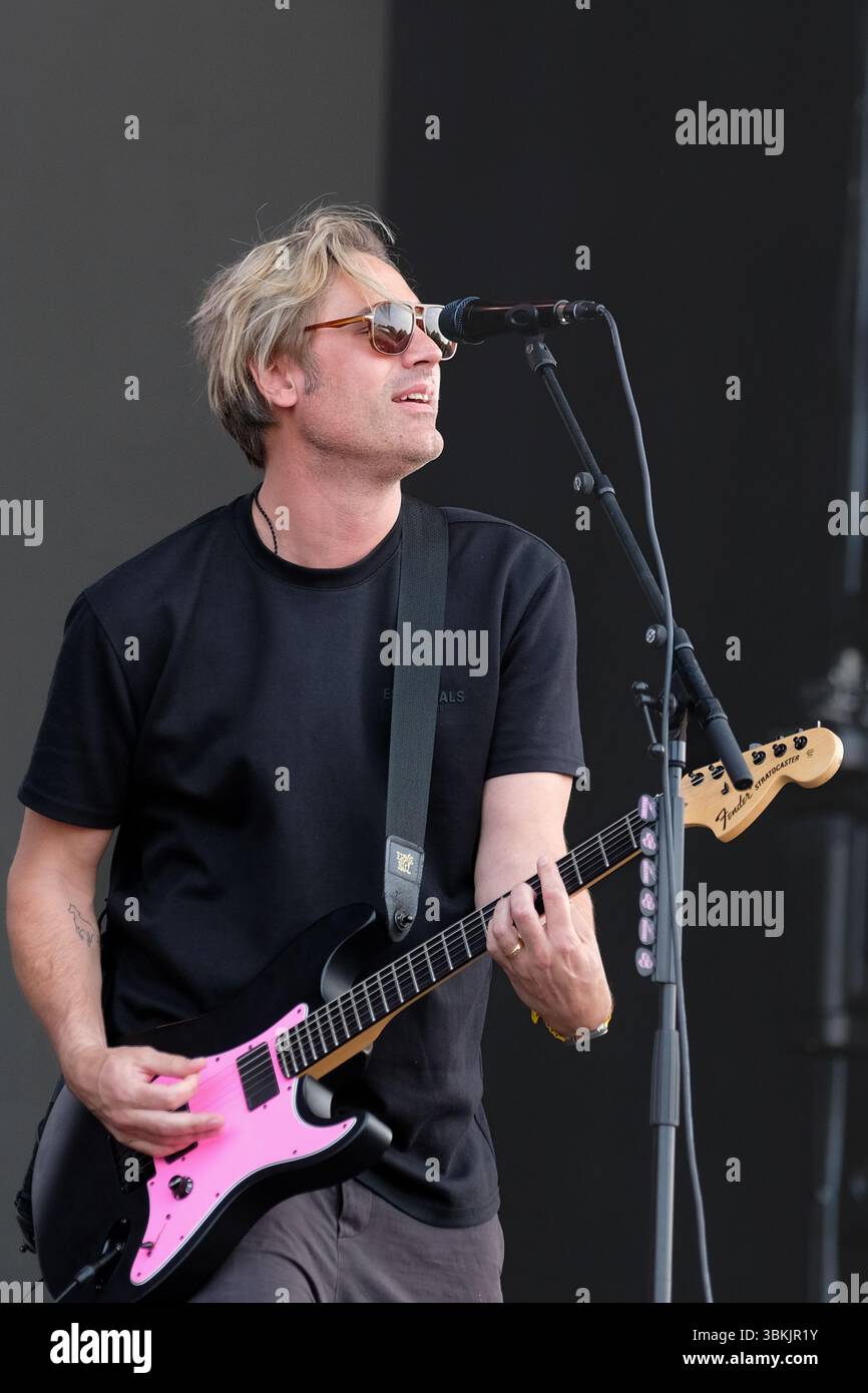 Newport, Großbritannien. Juni 2025. Charlie Simpson. Mitbegründer, Sänger und Gitarrist der Britpop-Band Busted tritt live auf der Bühne des Isle of Wight Festivals auf. Die aktuelle Besetzung besteht aus James Bourne, Matt Willis und Charlie Simpson. Quelle: SOPA Images Limited/Alamy Live News Stockfoto