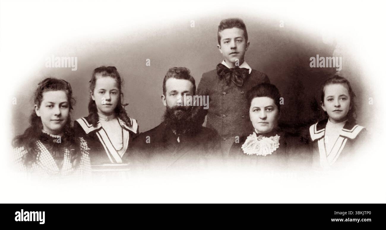 1902 Vignette Porträt der Familie Casper Ten Boom, niederländische Christen in Haarlem, Holland, die während der Besetzung der Niederlande durch die Nazis im Zweiten Weltkrieg Juden in ihrem Haus versteckten. Casper, Corrie und Betsie Ten Boom wurden verhaftet und in Konzentrations-/Vernichtungslager gebracht, aber von den drei einzigen Corrie überlebte den Holocaust. Von links nach rechts: Betsie, Nollie, Casper, Willem, Cornelia, und Corrie. Stockfoto