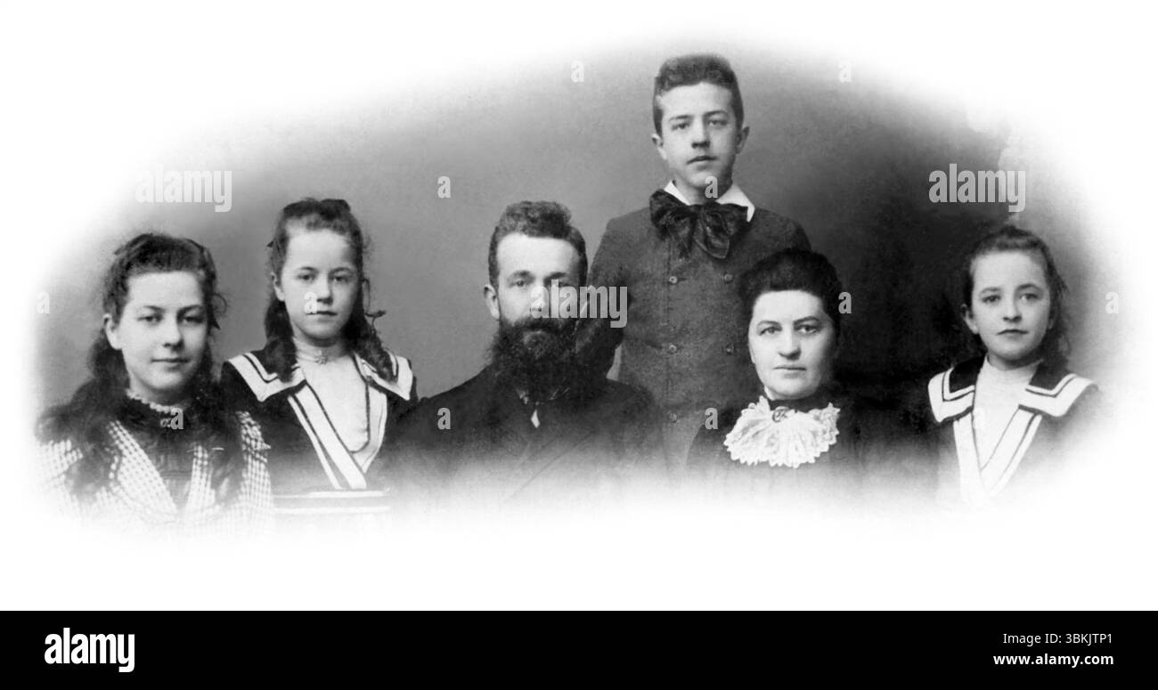 1902 Vignette Porträt der Familie Casper Ten Boom, niederländische Christen in Haarlem, Holland, die während der Besetzung der Niederlande durch die Nazis im Zweiten Weltkrieg Juden in ihrem Haus versteckten. Casper, Corrie und Betsie Ten Boom wurden verhaftet und in Konzentrations-/Vernichtungslager gebracht, aber von den drei einzigen Corrie überlebte den Holocaust. Von links nach rechts: Betsie, Nollie, Casper, Willem, Cornelia, und Corrie. Stockfoto