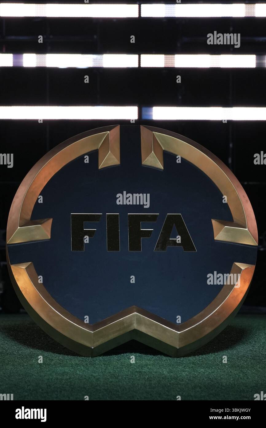 Seattle, Usa. Juni 2025. Das FIFA-Logo ist vor dem Spiel der FIFA Club-Weltmeisterschaft zwischen Inter Mailand und Urawa Red Diamonds im Lumen Field in Seattle, Washington am 21. Juni 2025 zu sehen. (Foto Nate Koppelman/SIPA USA) Credit: SIPA USA/Alamy Live News Stockfoto