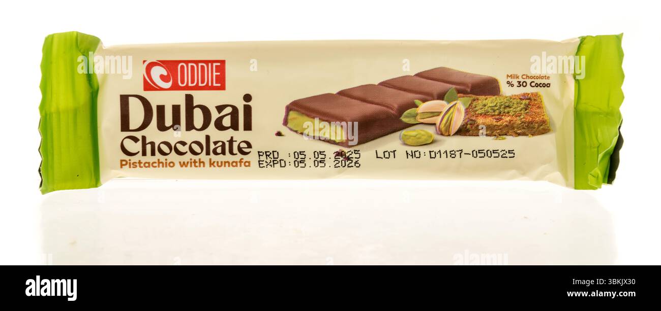 Winneconne, WI - 15. Juni 2025: Ein Paket Oddie Dubai Schokoladenpistazie mit Kunafa auf einem isolierten Hintergrund. Stockfoto