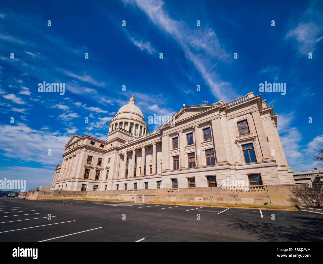 Sonniger Außenblick auf das historische Arkansas State Capitol in Little Rock Stockfoto