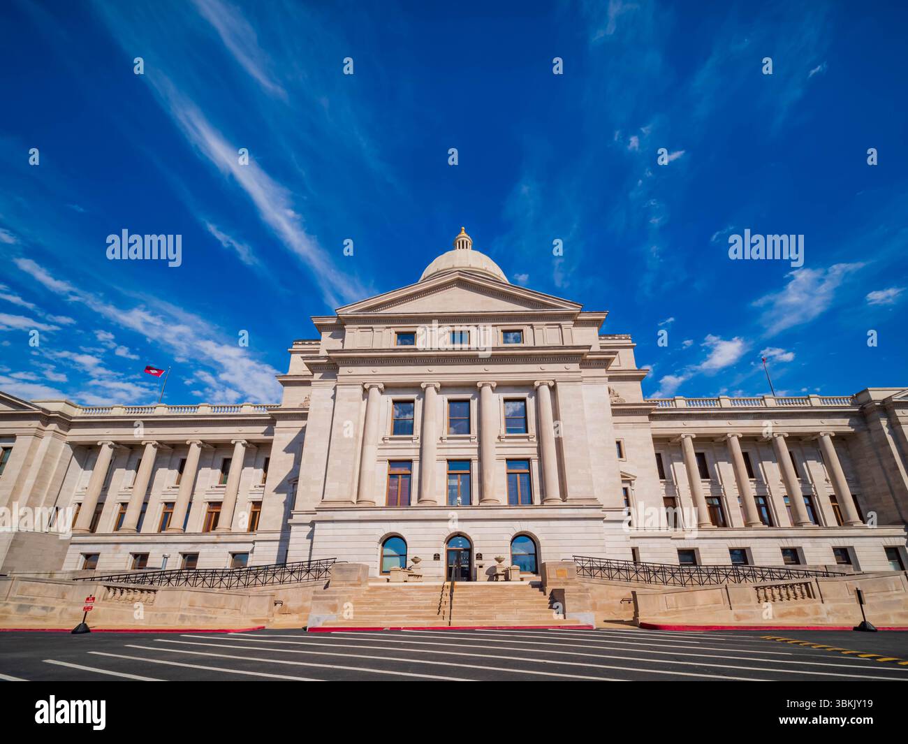 Sonniger Außenblick auf das historische Arkansas State Capitol in Little Rock Stockfoto
