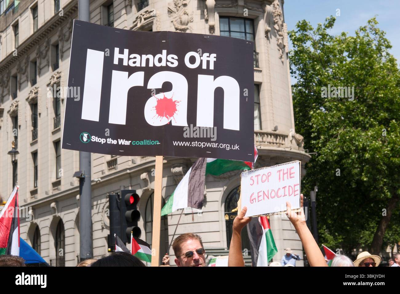 London, Großbritannien. Juni 2025. Tausende palästinensischer Solidaritätsdemonstratoren marschieren durch das Zentrum Londons, während ein statischer Gegenprotest, der von der pro-israelischen Gruppe Stop the Hate organisiert wird, in der Nähe der marschroute stattfindet. Im Bild: Hands Off Iran Plakette, getragen während des marsches im Zentrum Londons. Stockfoto