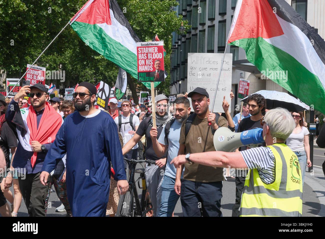 London, Großbritannien. Juni 2025. Tausende palästinensischer Solidaritätsdemonstratoren marschieren durch die Londoner Innenstadt. Ein statischer Gegenprotest, der von der pro-israelischen Gruppe Stop the Hate organisiert wird, findet in der Nähe der marschroute statt. Im Bild: Palästinensischer solidaritätsmarsch vergeht in der Nähe des pro-israelischen Gegenprotests im Zentrum Londons. Stockfoto