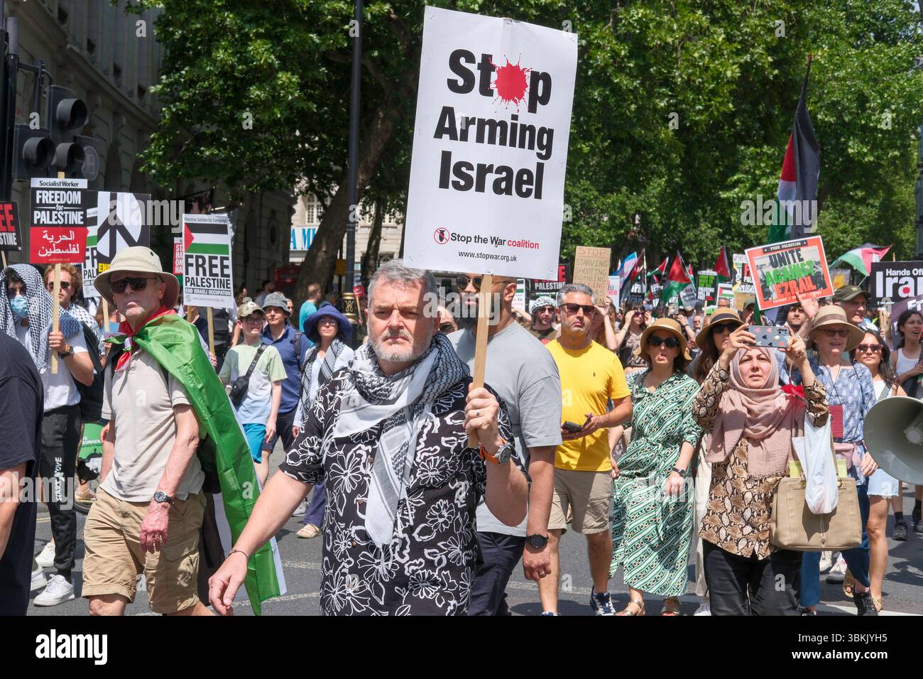 London, Großbritannien. Juni 2025. Tausende palästinensischer Solidaritätsdemonstratoren marschieren durch die Londoner Innenstadt. Ein statischer Gegenprotest, der von der pro-israelischen Gruppe Stop the Hate organisiert wird, findet in der Nähe der marschroute statt. Im Bild: Palästinensischer solidaritätsmarsch vergeht in der Nähe des pro-israelischen Gegenprotests im Zentrum Londons. Stockfoto