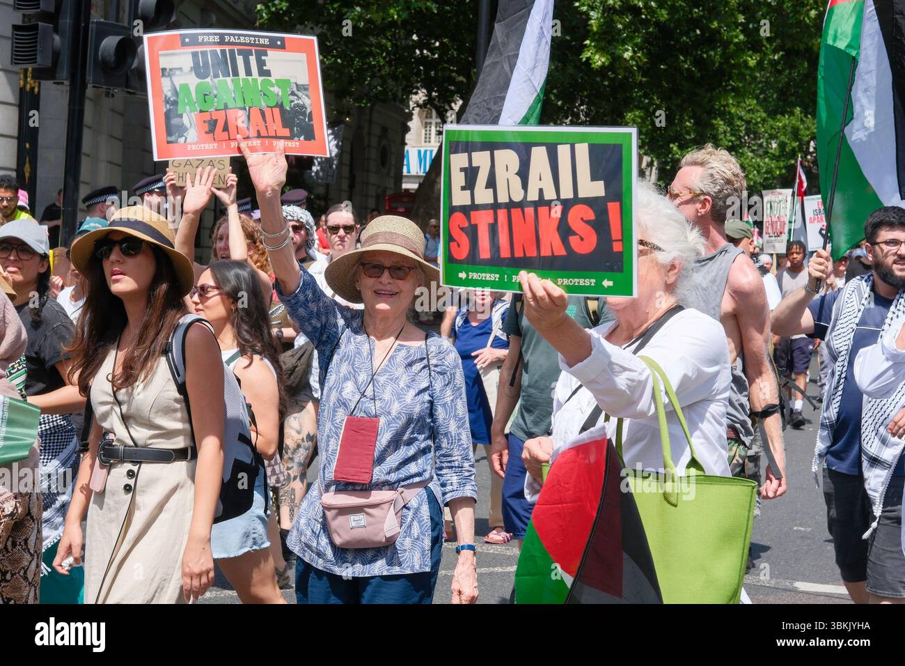 London, Großbritannien. Juni 2025. Tausende palästinensischer Solidaritätsdemonstratoren marschieren durch die Londoner Innenstadt. Ein statischer Gegenprotest, der von der pro-israelischen Gruppe Stop the Hate organisiert wird, findet in der Nähe der marschroute statt. Im Bild: Palästinensischer solidaritätsmarsch vergeht in der Nähe des pro-israelischen Gegenprotests im Zentrum Londons. Stockfoto