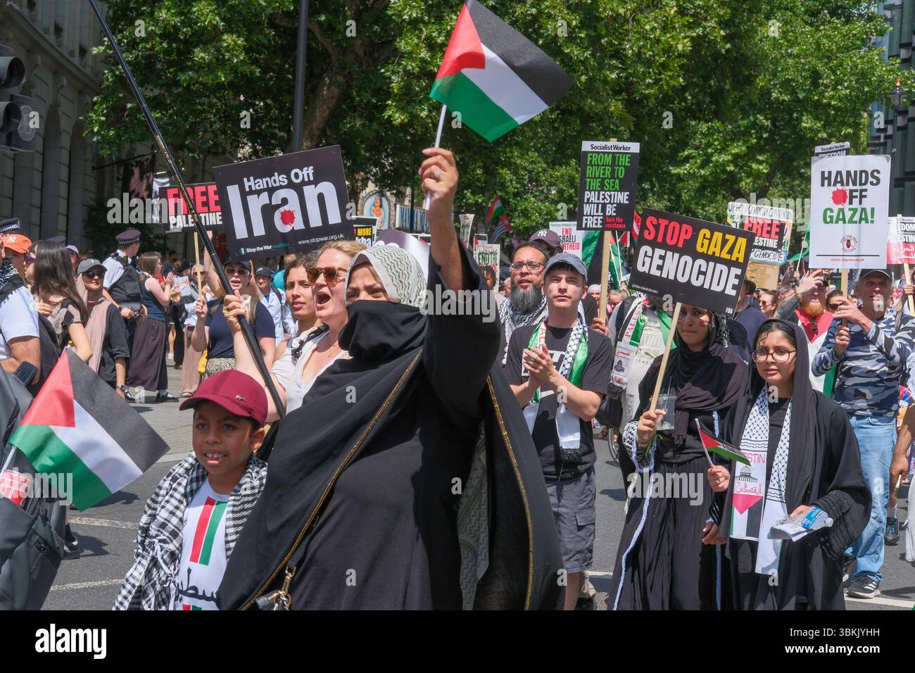 London, Großbritannien. Juni 2025. Tausende palästinensischer Solidaritätsdemonstratoren marschieren durch die Londoner Innenstadt. Ein statischer Gegenprotest, der von der pro-israelischen Gruppe Stop the Hate organisiert wird, findet in der Nähe der marschroute statt. Im Bild: Palästinensischer solidaritätsmarsch vergeht in der Nähe des pro-israelischen Gegenprotests im Zentrum Londons. Stockfoto
