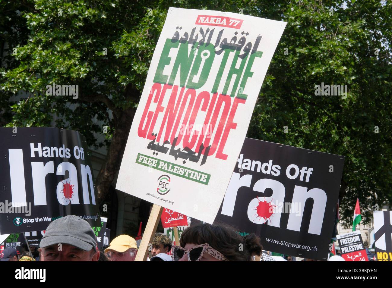 London, Großbritannien. Juni 2025. Tausende palästinensischer Solidaritätsdemonstratoren marschieren durch das Zentrum Londons, während ein statischer Gegenprotest, der von der pro-israelischen Gruppe Stop the Hate organisiert wird, in der Nähe der marschroute stattfindet. Im Bild: Ende des Genozid-Plakats, das während des marsches im Zentrum Londons getragen wurde. Stockfoto