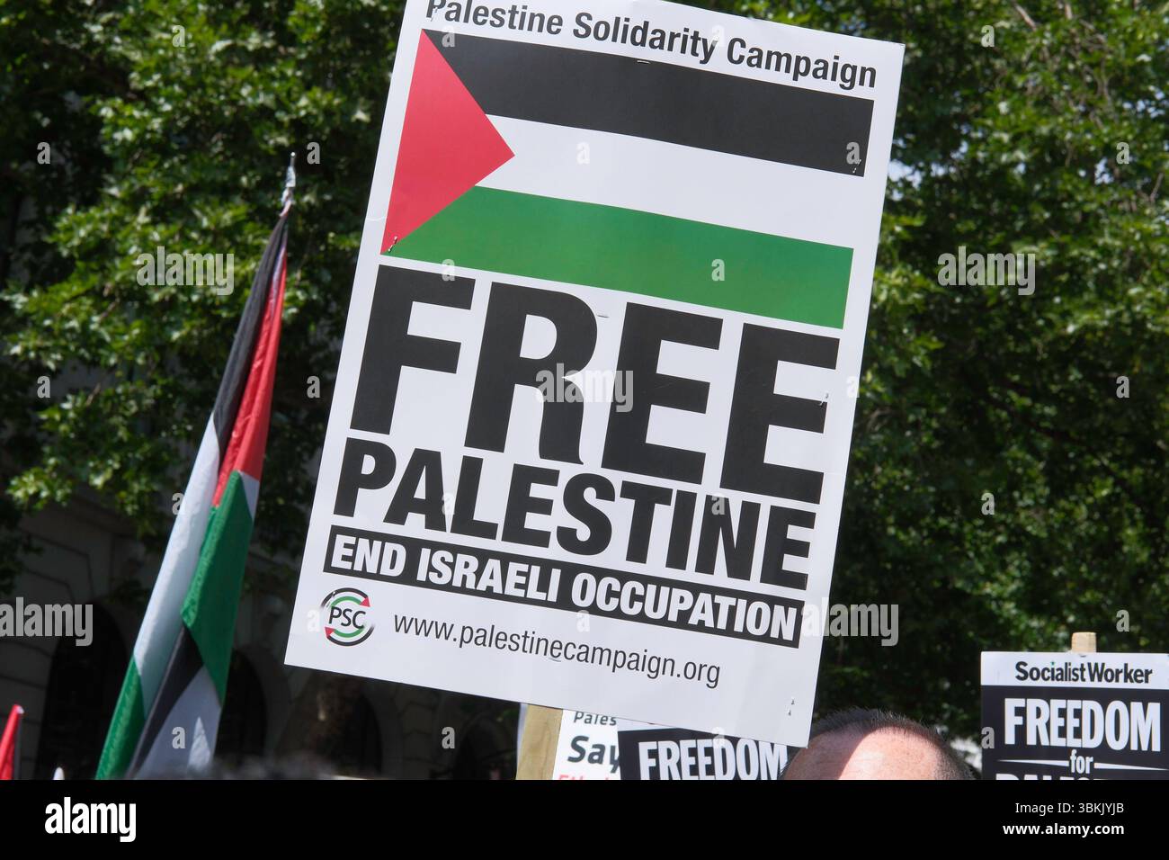 London, Großbritannien. Juni 2025. Tausende palästinensischer Solidaritätsdemonstratoren marschieren durch das Zentrum Londons, während ein statischer Gegenprotest, der von der pro-israelischen Gruppe Stop the Hate organisiert wird, in der Nähe der marschroute stattfindet. Im Bild: Plakette des freien Palästinensischen Friedens, getragen während des marsches im Zentrum Londons. Stockfoto