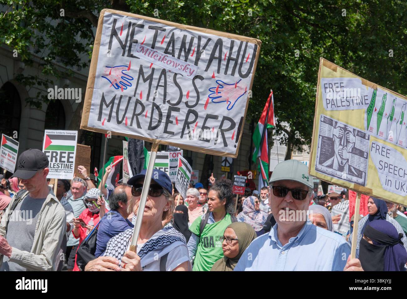 London, Großbritannien. Juni 2025. Tausende palästinensischer Solidaritätsdemonstratoren marschieren durch die Londoner Innenstadt. Ein statischer Gegenprotest, der von der pro-israelischen Gruppe Stop the Hate organisiert wird, findet in der Nähe der marschroute statt. Im Bild: Palästinensischer solidaritätsmarsch vergeht in der Nähe des pro-israelischen Gegenprotests im Zentrum Londons. Stockfoto