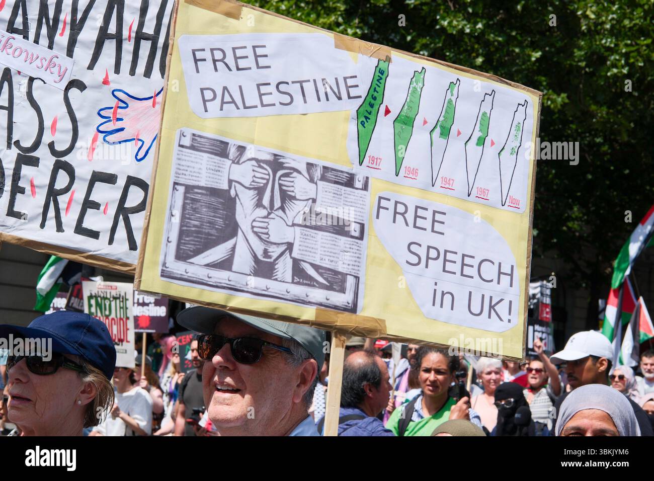 London, Großbritannien. Juni 2025. Tausende palästinensischer Solidaritätsdemonstratoren marschieren durch die Londoner Innenstadt. Ein statischer Gegenprotest, der von der pro-israelischen Gruppe Stop the Hate organisiert wird, findet in der Nähe der marschroute statt. Im Bild: Palästinensischer solidaritätsmarsch vergeht in der Nähe des pro-israelischen Gegenprotests im Zentrum Londons. Stockfoto