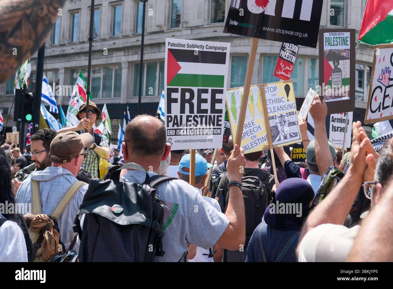 London, Großbritannien. Juni 2025. Tausende palästinensischer Solidaritätsdemonstratoren marschieren durch das Zentrum Londons, während ein statischer Gegenprotest, der von der pro-israelischen Gruppe Stop the Hate organisiert wird, in der Nähe der marschroute stattfindet. Im Bild: Palästinensischer solidaritätsmarsch vergeht in der Nähe des pro-israelischen Gegenprotests im Zentrum Londons. Stockfoto