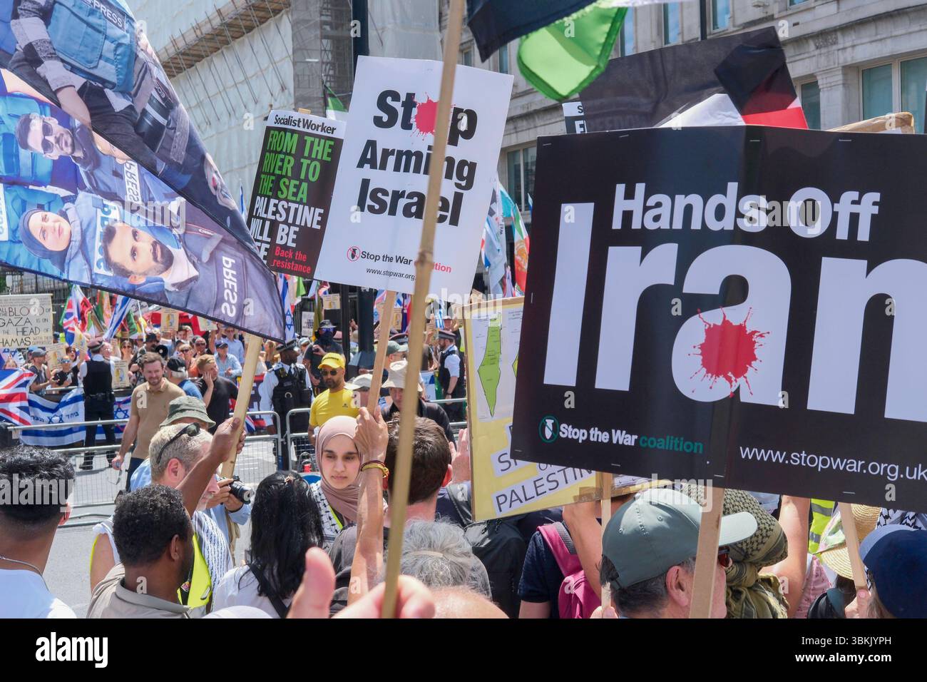 London, Großbritannien. Juni 2025. Tausende palästinensischer Solidaritätsdemonstratoren marschieren durch das Zentrum Londons, während ein statischer Gegenprotest, der von der pro-israelischen Gruppe Stop the Hate organisiert wird, in der Nähe der marschroute stattfindet. Im Bild: Palästinensischer solidaritätsmarsch vergeht in der Nähe des pro-israelischen Gegenprotests im Zentrum Londons. Stockfoto