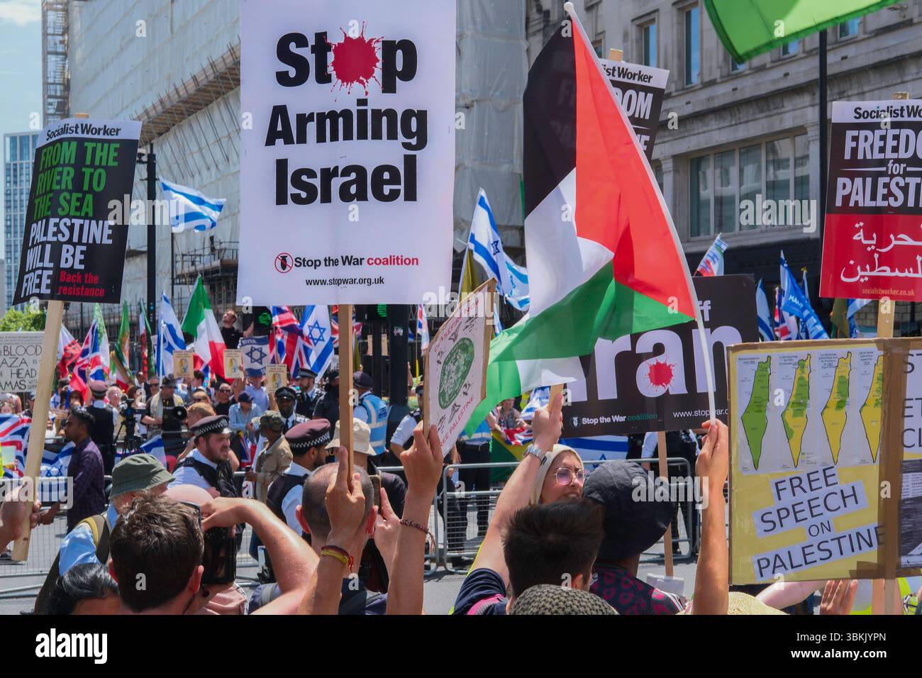 London, Großbritannien. Juni 2025. Tausende palästinensischer Solidaritätsdemonstratoren marschieren durch das Zentrum Londons, während ein statischer Gegenprotest, der von der pro-israelischen Gruppe Stop the Hate organisiert wird, in der Nähe der marschroute stattfindet. Im Bild: Palästinensischer solidaritätsmarsch vergeht in der Nähe des pro-israelischen Gegenprotests im Zentrum Londons. Stockfoto