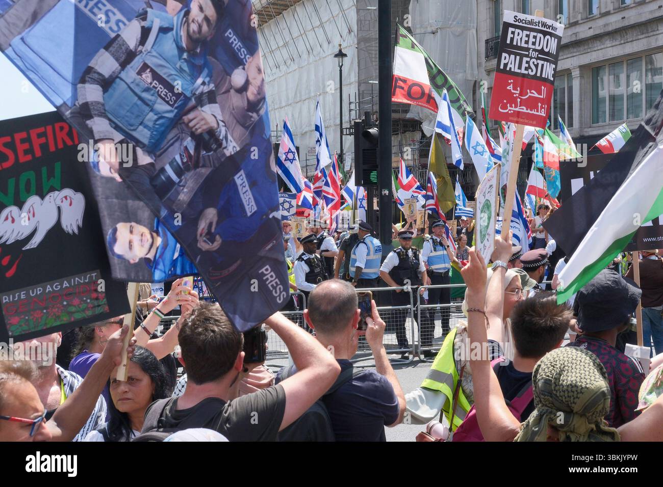London, Großbritannien. Juni 2025. Tausende palästinensischer Solidaritätsdemonstratoren marschieren durch das Zentrum Londons, während ein statischer Gegenprotest, der von der pro-israelischen Gruppe Stop the Hate organisiert wird, in der Nähe der marschroute stattfindet. Im Bild: Palästinensischer solidaritätsmarsch vergeht in der Nähe des pro-israelischen Gegenprotests im Zentrum Londons. Stockfoto