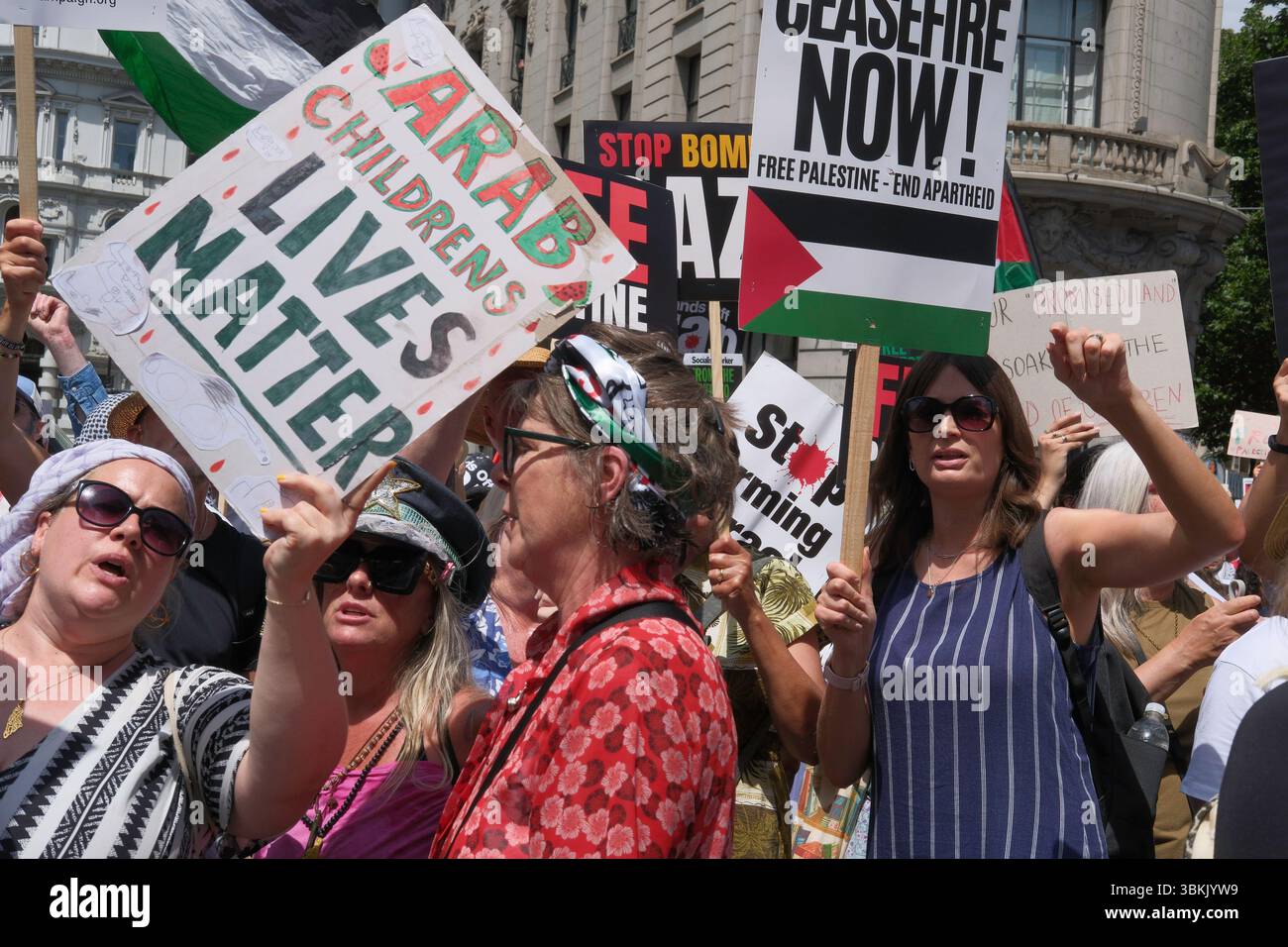 London, Großbritannien. Juni 2025. Tausende palästinensischer Solidaritätsdemonstratoren marschieren durch die Londoner Innenstadt. Ein statischer Gegenprotest, der von der pro-israelischen Gruppe Stop the Hate organisiert wird, findet in der Nähe der marschroute statt. Im Bild: Palästinensischer solidaritätsmarsch vergeht in der Nähe des pro-israelischen Gegenprotests im Zentrum Londons. Stockfoto