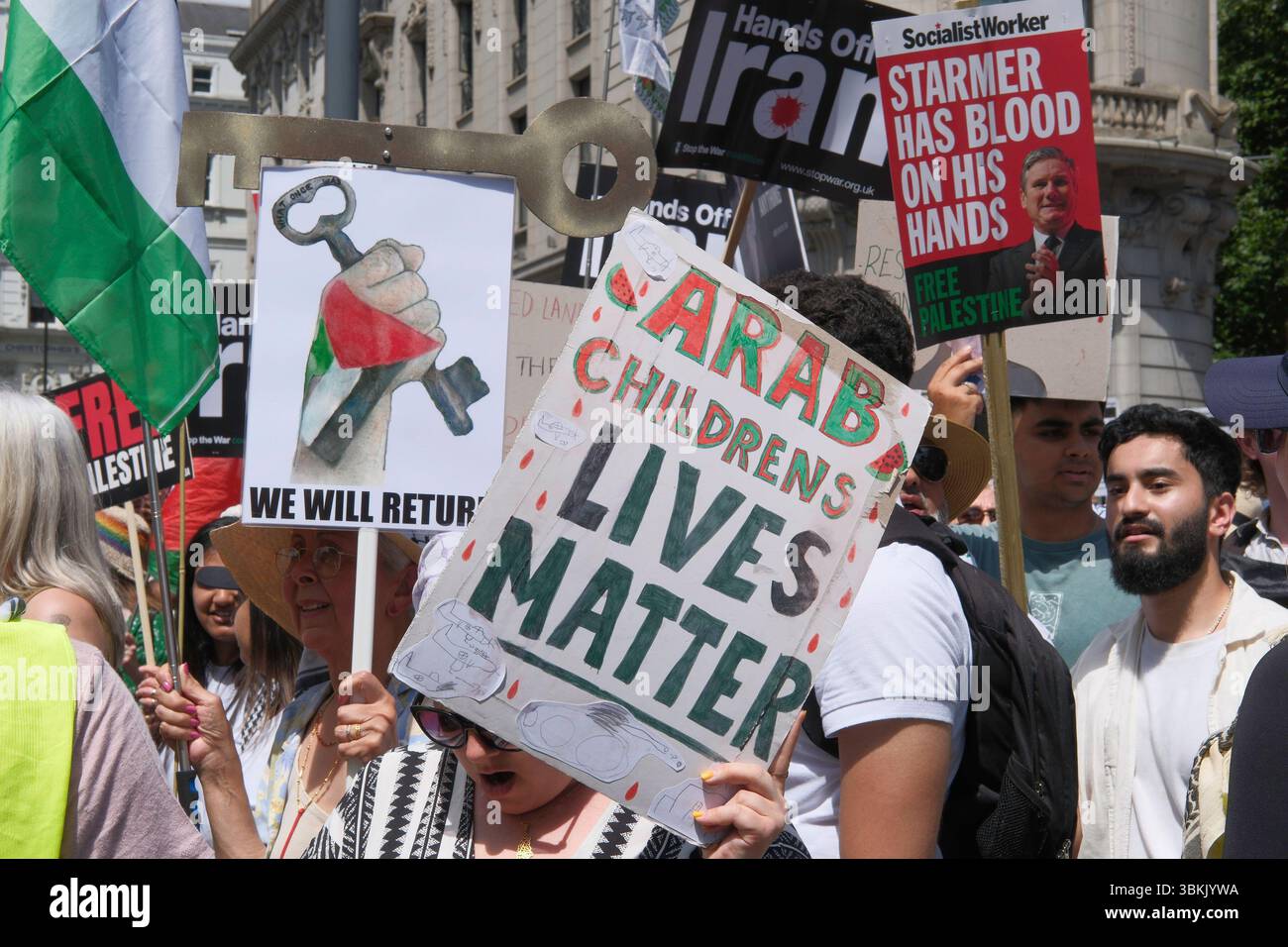 London, Großbritannien. Juni 2025. Tausende palästinensischer Solidaritätsdemonstratoren marschieren durch die Londoner Innenstadt. Ein statischer Gegenprotest, der von der pro-israelischen Gruppe Stop the Hate organisiert wird, findet in der Nähe der marschroute statt. Im Bild: Palästinensischer solidaritätsmarsch vergeht in der Nähe des pro-israelischen Gegenprotests im Zentrum Londons. Stockfoto