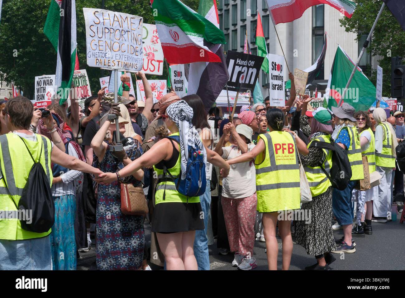 London, Großbritannien. Juni 2025. Tausende palästinensischer Solidaritätsdemonstratoren marschieren durch die Londoner Innenstadt. Ein statischer Gegenprotest, der von der pro-israelischen Gruppe Stop the Hate organisiert wird, findet in der Nähe der marschroute statt. Im Bild: Palästinensischer solidaritätsmarsch vergeht in der Nähe des pro-israelischen Gegenprotests im Zentrum Londons. Stockfoto
