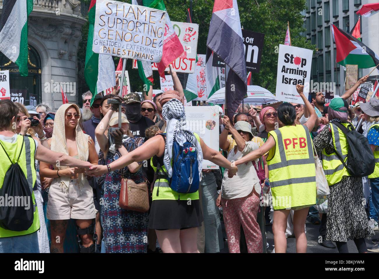 London, Großbritannien. Juni 2025. Tausende palästinensischer Solidaritätsdemonstratoren marschieren durch die Londoner Innenstadt. Ein statischer Gegenprotest, der von der pro-israelischen Gruppe Stop the Hate organisiert wird, findet in der Nähe der marschroute statt. Im Bild: Palästinensischer solidaritätsmarsch vergeht in der Nähe des pro-israelischen Gegenprotests im Zentrum Londons. Stockfoto