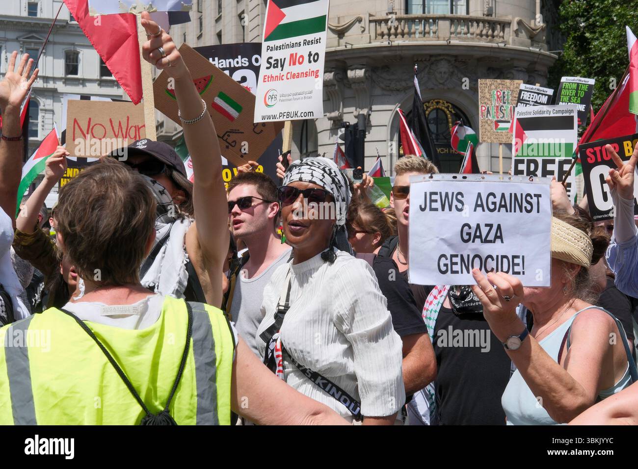 London, Großbritannien. Juni 2025. Tausende palästinensischer Solidaritätsdemonstratoren marschieren durch die Londoner Innenstadt. Ein statischer Gegenprotest, der von der pro-israelischen Gruppe Stop the Hate organisiert wird, findet in der Nähe der marschroute statt. Im Bild: Palästinensischer solidaritätsmarsch vergeht in der Nähe des pro-israelischen Gegenprotests im Zentrum Londons. Stockfoto