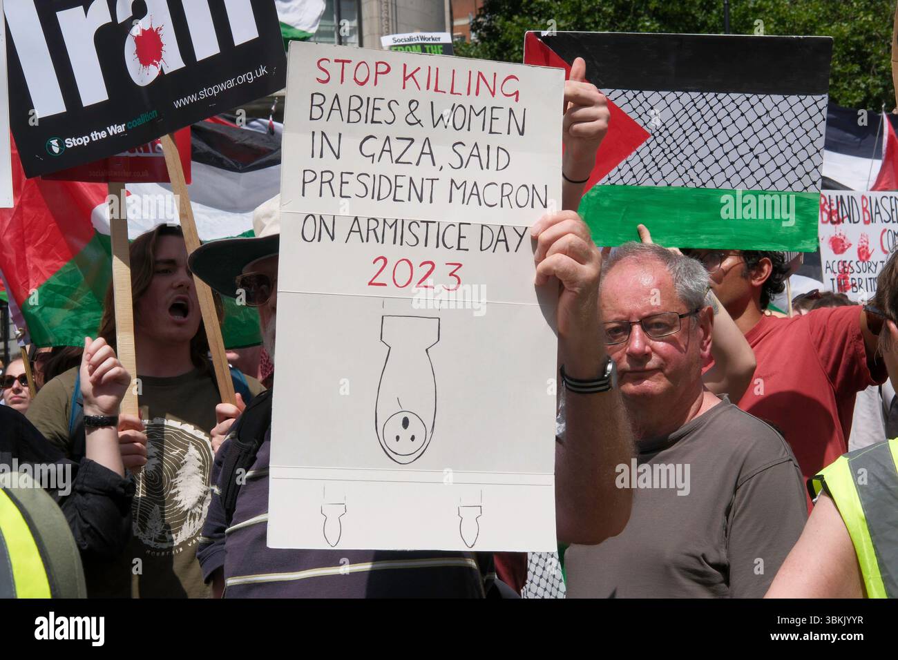 London, Großbritannien. Juni 2025. Tausende palästinensischer Solidaritätsdemonstratoren marschieren durch das Zentrum Londons, während ein statischer Gegenprotest, der von der pro-israelischen Gruppe Stop the Hate organisiert wird, in der Nähe der marschroute stattfindet. Im Bild: Palästinensischer solidaritätsmarsch vergeht in der Nähe des pro-israelischen Gegenprotests im Zentrum Londons. Stockfoto