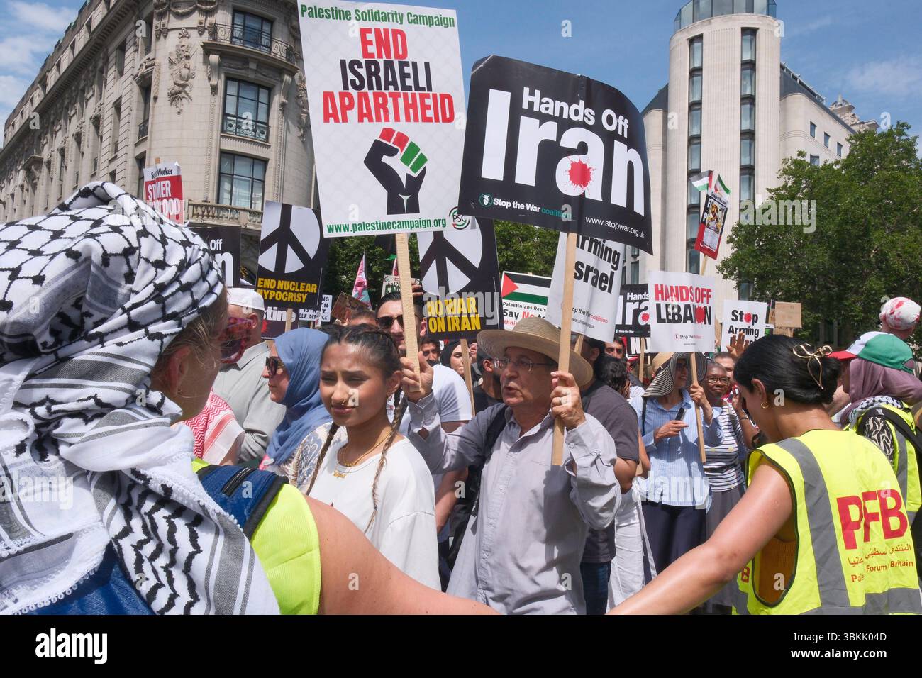 London, Großbritannien. Juni 2025. Tausende palästinensischer Solidaritätsdemonstratoren marschieren durch die Londoner Innenstadt. Ein statischer Gegenprotest, der von der pro-israelischen Gruppe Stop the Hate organisiert wird, findet in der Nähe der marschroute statt. Im Bild: Palästinensischer solidaritätsmarsch vergeht in der Nähe des pro-israelischen Gegenprotests im Zentrum Londons. Stockfoto