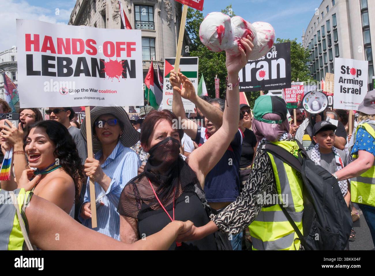 London, Großbritannien. Juni 2025. Tausende palästinensischer Solidaritätsdemonstratoren marschieren durch die Londoner Innenstadt. Ein statischer Gegenprotest, der von der pro-israelischen Gruppe Stop the Hate organisiert wird, findet in der Nähe der marschroute statt. Im Bild: Eine Frau zieht während des solidaritätsmarsches in der Mitte Londons ein symbolisch gehülltes totes Baby auf die pro-israelischen Demonstranten. Stockfoto