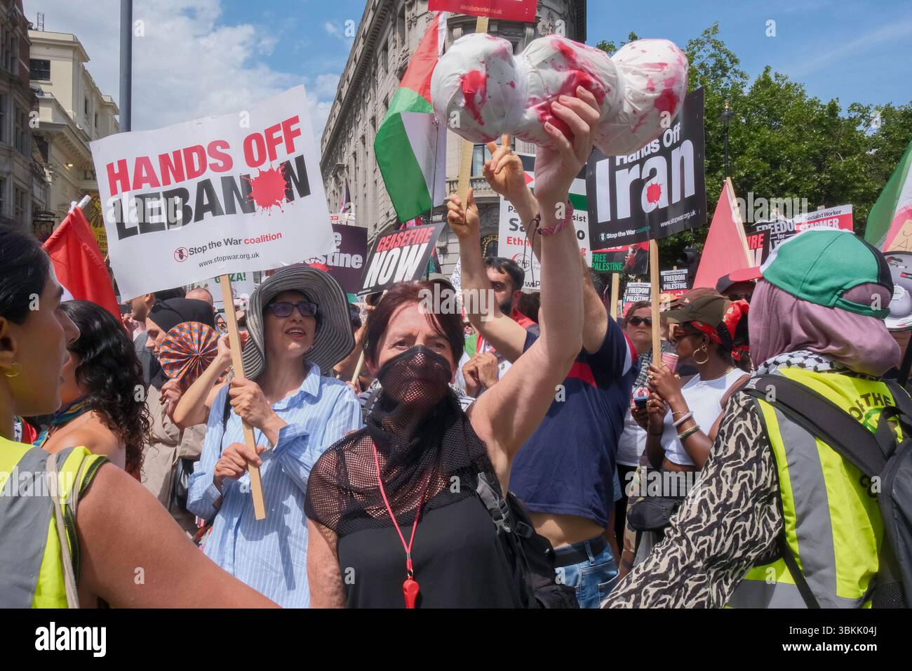 London, Großbritannien. Juni 2025. Tausende palästinensischer Solidaritätsdemonstratoren marschieren durch die Londoner Innenstadt. Ein statischer Gegenprotest, der von der pro-israelischen Gruppe Stop the Hate organisiert wird, findet in der Nähe der marschroute statt. Im Bild: Eine Frau zieht während des solidaritätsmarsches in der Mitte Londons ein symbolisch gehülltes totes Baby auf die pro-israelischen Demonstranten. Stockfoto